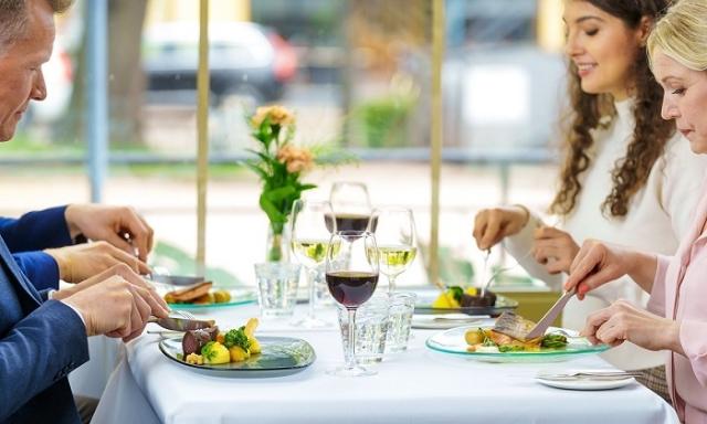 How Do Group Menus Change the Way We Dine